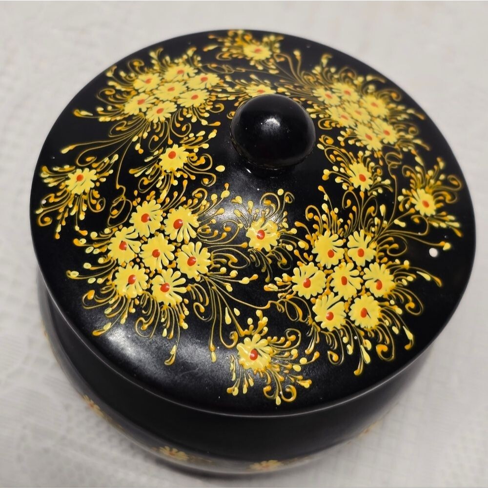 Vintage 60s Floral Daisies Hand Painted Black Lacquered Round Trinket Box - Picture 2 of 13